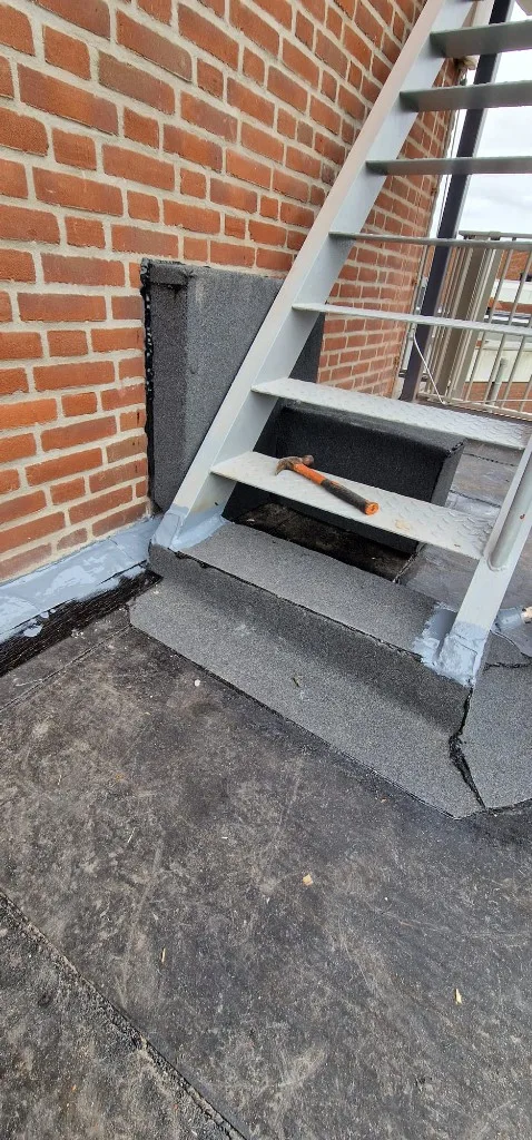 Waterdichting en detailafwerking rond trap op platdak